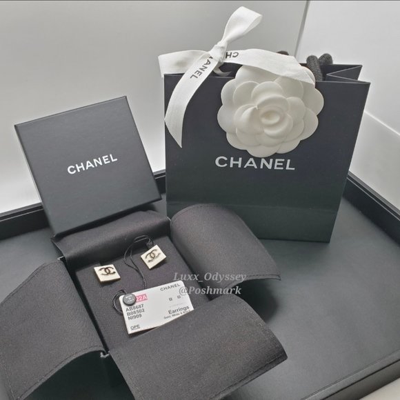 Chanel CC Logo Earrings - Picture 2 of 11